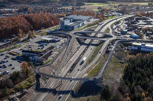 Overgangsbrua er en del av helheten i et planfritt kryss. Det er vesentlig at de vegfarende forstår kjøremønsteret godt.