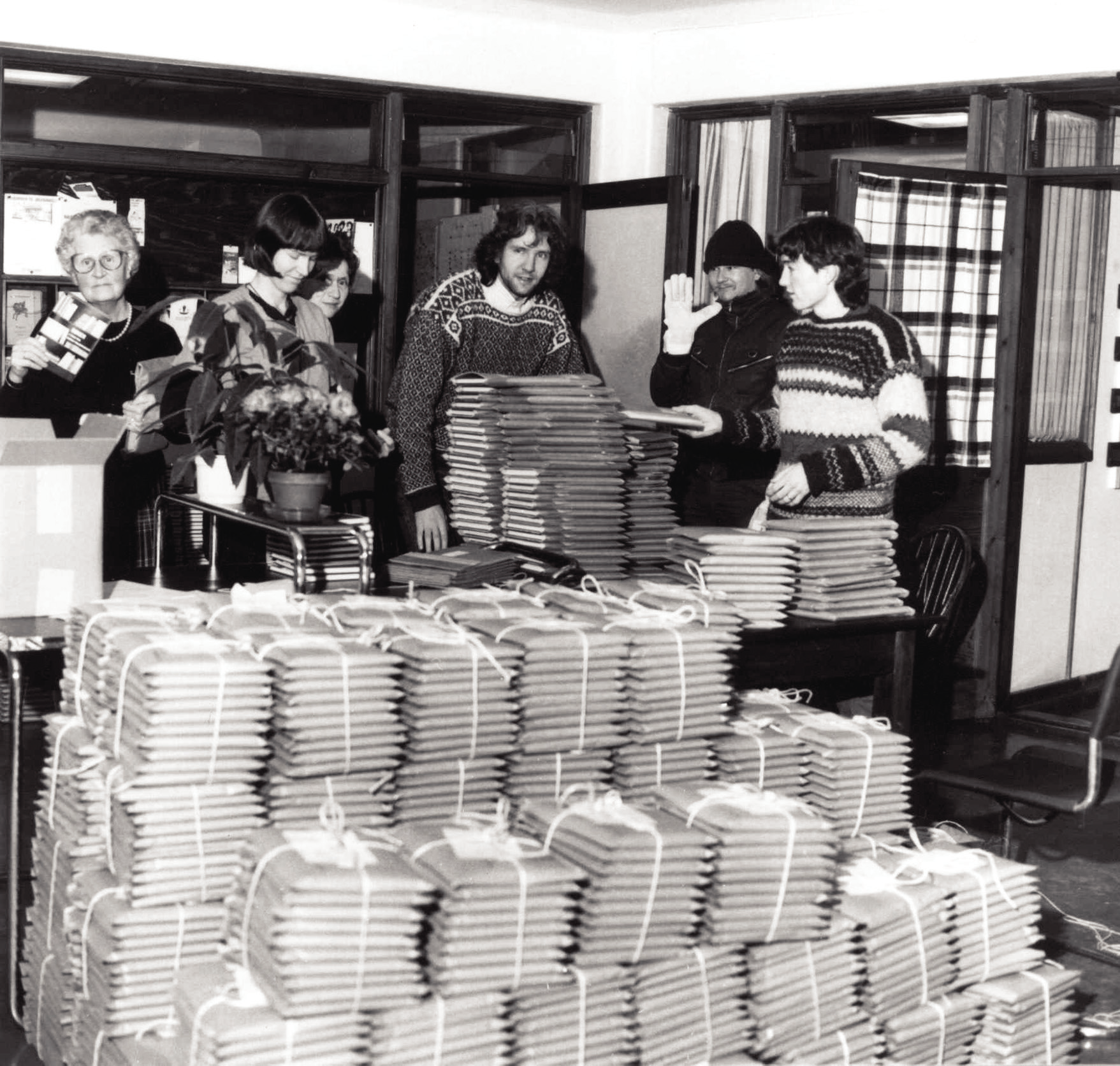 Pakking og utsending av By og Bygd i 1984. Foto: Norsk Folkemuseum. Ingrid Semmingsen hadde sin akademiske bakgrunn og sine forskningsinteresser i utvandringshistorie.