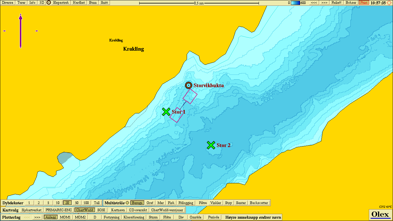 Figur 2.3: Detaljskisse over undersøkelsesområdet med stasjonene og anlegget. Grønt kryss angir stasjonsplassering, og eksakt plassering av disse er gitt i Tabell 2.1.