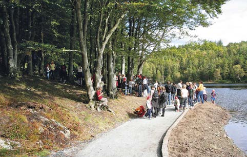 Det er viktig å sikre områder i og ved byer og tettsteder med god tilgjengelighet for alle. Turstien ved Eivindsvatnet i Haugesund har flat profil og stoppkant for rullestol. Foto: Friluftsrådet Vest.