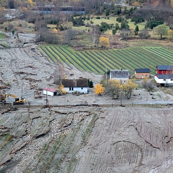 Flom i bratte vassdrag (rannveig.skoglund@geog.uib.no), Max Koller/ Svein Olaf Dahl Metoder: Kartlegging av spor etter flom i bratte sidevassdrag basert på feltarbeid, flybilder, og GIS.