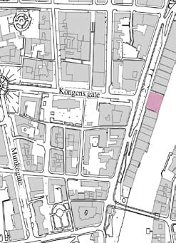 KONGENS GATE ALLMENNING (Rådhusallmenningen) Når: 1999 Størrelse: ca 1000 m 2 Arkitekt: Selberg arkitektkontor AS Allmenningen forbinder Kongens gate og Kjøpmannsgata med elven.