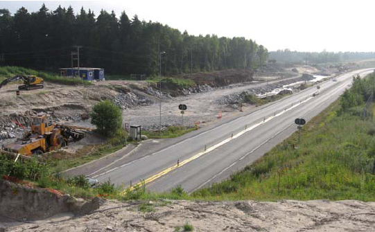 NATUR I ØSTFOLD 26(1-2) 2007 Utviklingen av landformene og løsmassene i og omkring Kalnesgropa Fig. 35. Hasselligropa og Visterflo fra sørøstenden av Stikkaåsen. Foto: T.