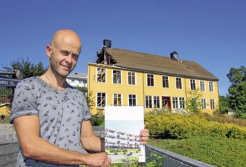 Teknisk leder i MOBO, Kenneth Malmedal, med illustrasjon av Symra Park Borettslag som vil stå klar for innflytting der det gamle Symra-bygget har stått.