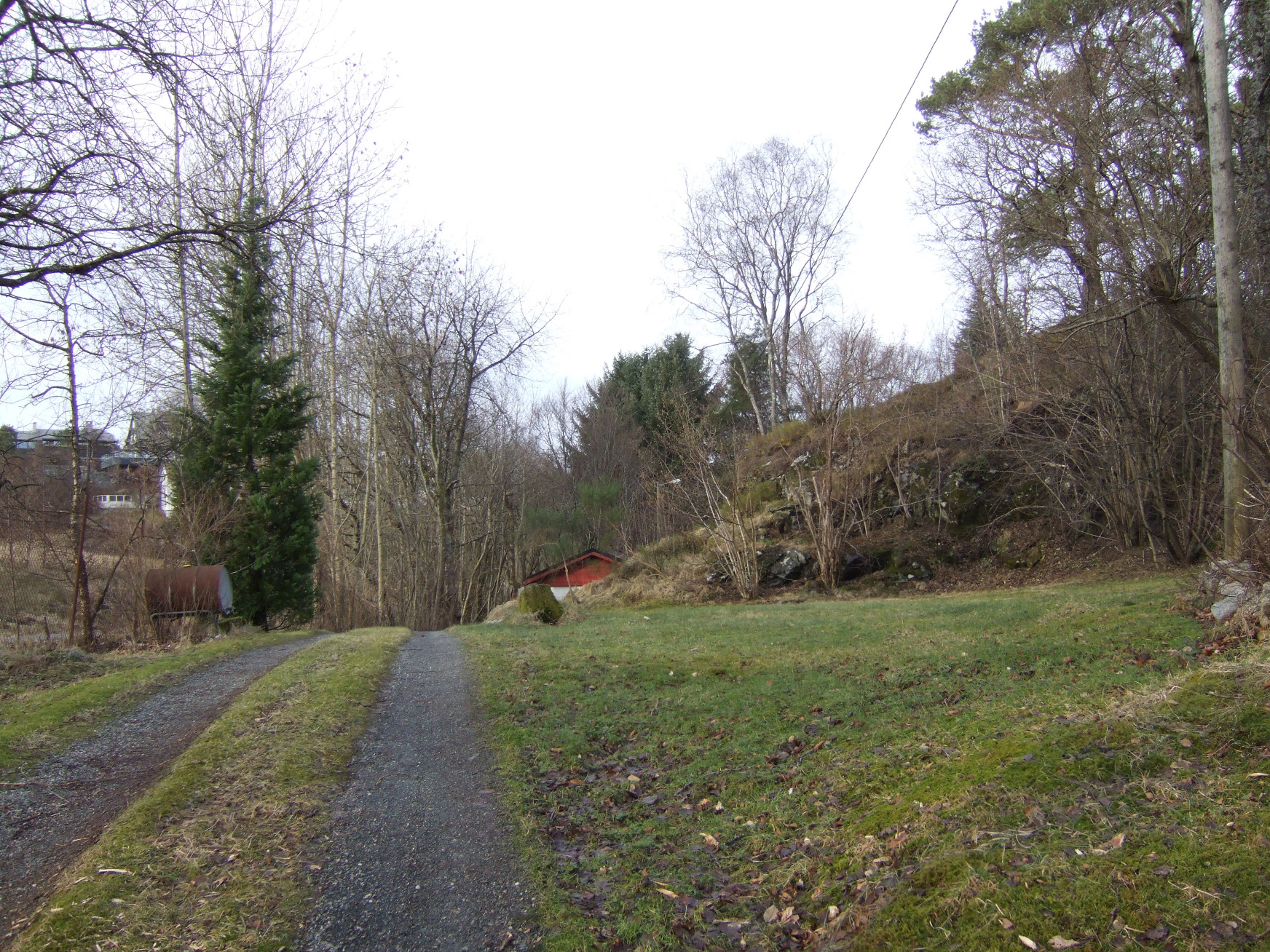 I sør ligger planområdet i draget mellom Osbanen -Vossabanen og en markert høyde (kote + 37 moh) med boligbebyggelse, eiendom 40/79 (se oversiktskart 1).