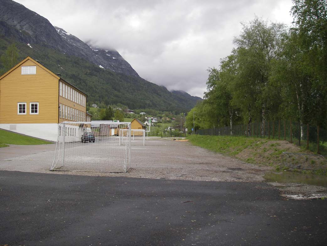 VEDLEGG Voll langs austsida av skuleplassen