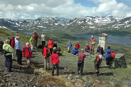 På Jørungilknappen, mot Helin, Grindane, Skutshorn og Jotunheimen.