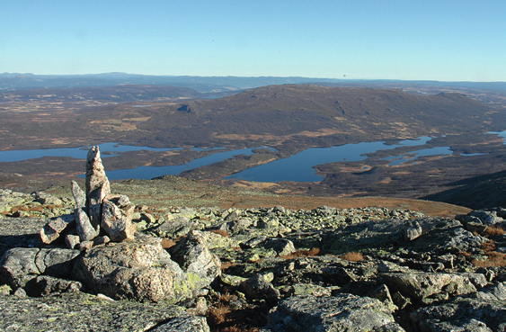 Utsyn mot Mosvatnet (i midten), Grønsenn og Nestisfjorden (t.v.) og Svenskefjorden (t.h.). Grønsennknippa bak. Tatt fra stien mot Jørungilknappen.