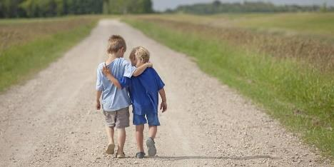 19 4.5 Etikk, religion og filosofi 0 2 år 2 4 år 4 6 år Personalet rolle Dokumentasjon Empati, det å være god mot hverandre, og begrepene lei seg, glad og sint. Oppleve seg sett, hørt og forstått.