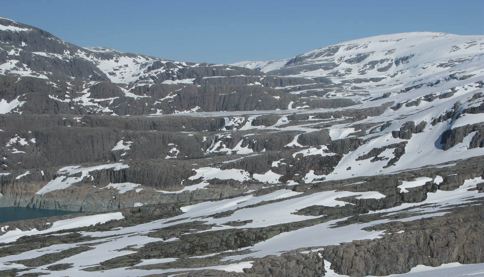 Tiltaksområdet Tiltaksområdet ligg innerst i Ålfoten i Bremanger kommune i Sogn og Fjordane, ca. 30 km aust for kommunesenteret Svelgen.