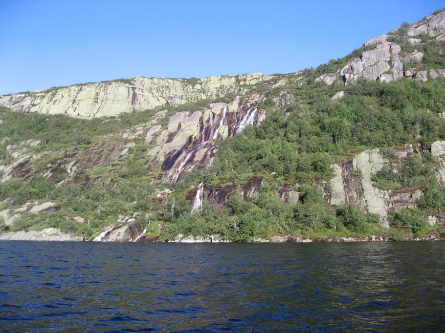 2 Områdebeskrivelse 2.1 Beliggenhet og reguleringer Både Nåvatn og Skjerkevatn (Hagedalsvatn) ligger i Åseral kommune i nordvestlige deler av Mandalsvassdraget (figur 1).