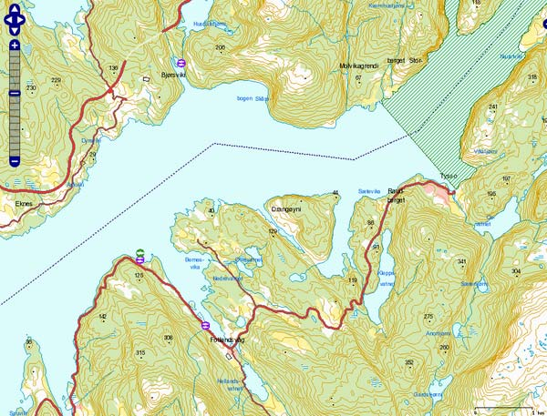 Figur 17. Husdalsvatnet ligger nedenfor bratte lier og høye fjell i all hovedsak uten bebyggelse. Innsjøens reguleringssone er godt synlig fra kyststamveien E39 nordover langs innsjøen.