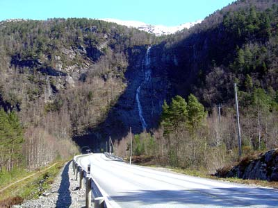 Figur 6. Husdalsvatnet (øverst til høyre) var kommunal drikkevannskilde (øverst til venstre). Kanalen fram mot demingen er kun 5 meter dyp (i midten til høyre).