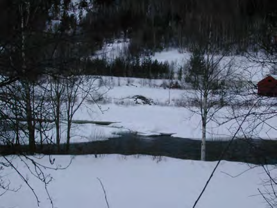 3.2 Isforholdene og tilhørende skader Om høsten og vinteren er vanntemperaturen ut av Vågåvatnet over frysepunktet, men vannet avkjøles på vei nedover mot Otta sentrum.