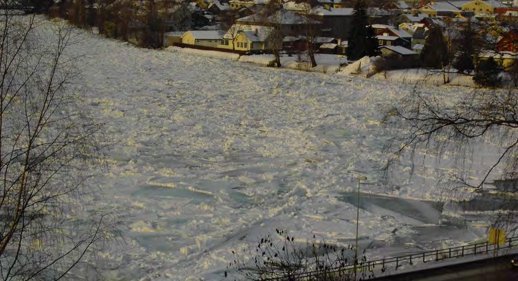 langsomt ut, vannstanden synker, og isen blir hengende i luften. Det er ikke uvanlig at isdekket i slike tilfeller brekker ned rett over strømdraget slik at elva åpner seg her.