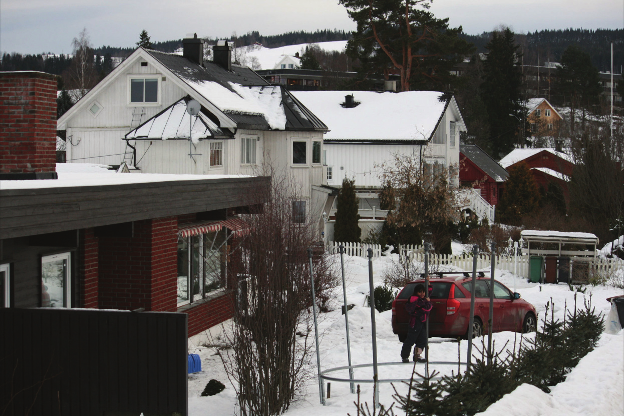 Bildet over viser eksisterende enetasjes bolig med flatt tak i nærmest. Over vises påbygg til eksisterende garasje.