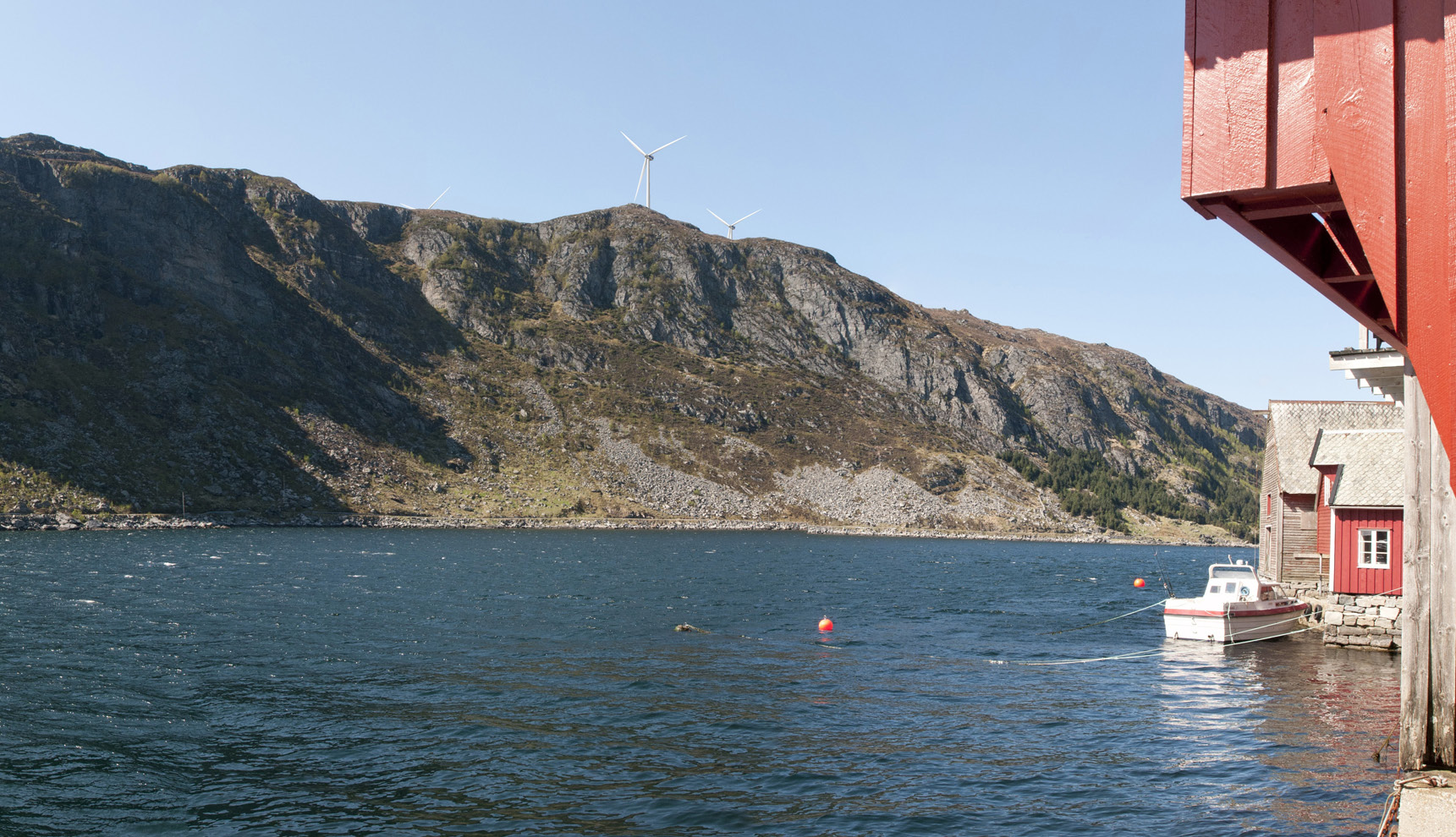 Til venstre: Vågsvåg vindkraftverk sett fra Husevåg. Avstand til nærmeste turbin er 3,1km. Over: Vågsvåg vindkraftverk sett fra Torskangerpollen. Avstand til nærmeste turbin er 0,9km.