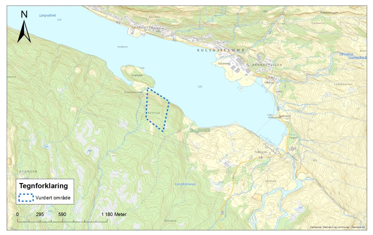 2 Topografi og geologi Granheibekken ligger ca. 1 km sørvest for Sulitjelma sentrum på sørvestsiden av Langvatn i Fauske kommune i Nordland.