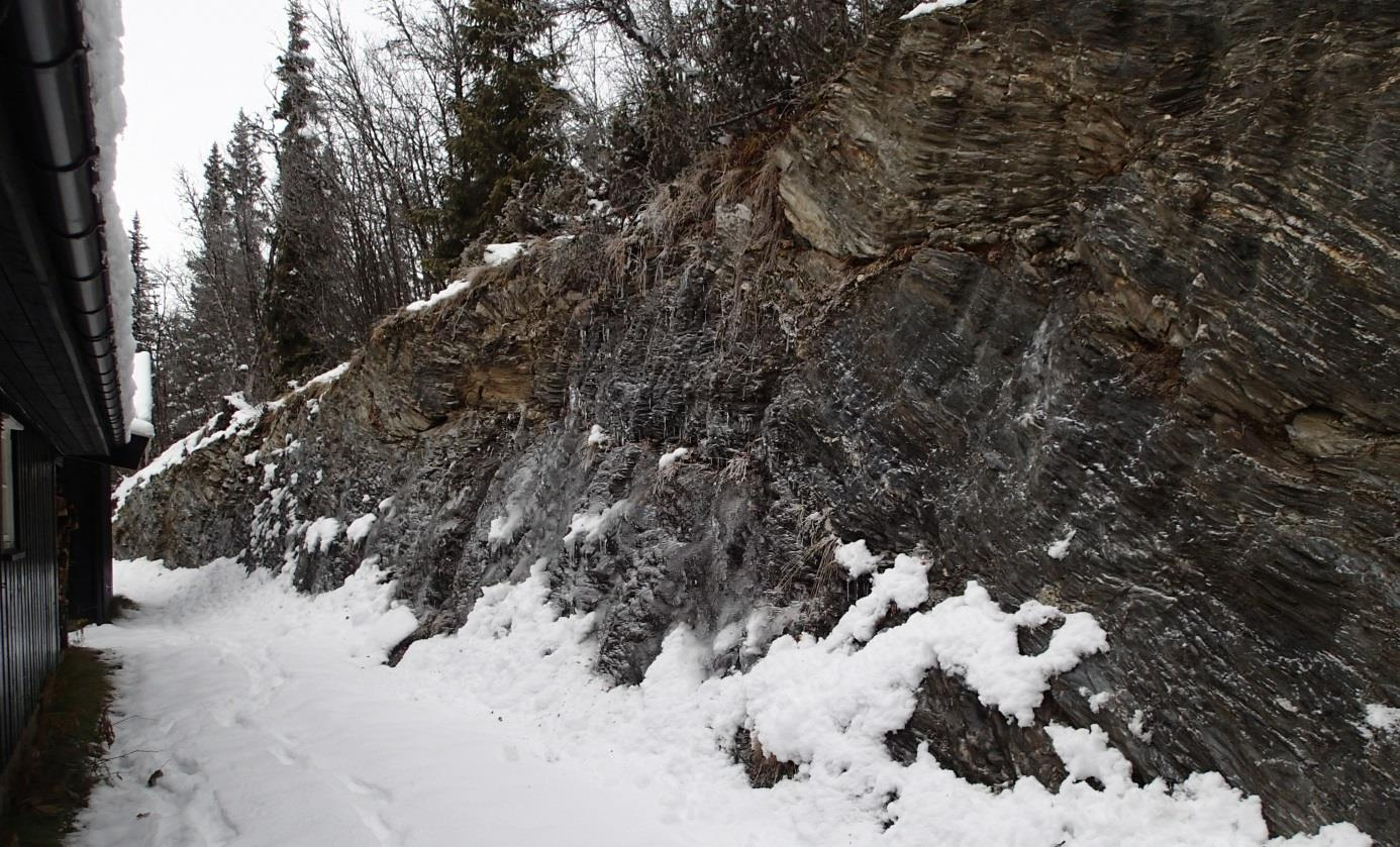 Snøskred Ålfjell 16 Figur 5 Fjellskjæring bak hytte i planområdet viser graden av oppsprekking i fjellet. Fra punkt 5 i Figur 2. 4.