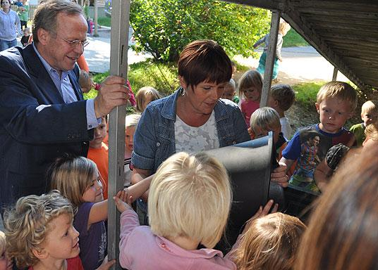 Kompostering/dyrking Ca 100 skole/barnehager komposterer De får låne binger av Renholdsverket Gratis kompostbark og