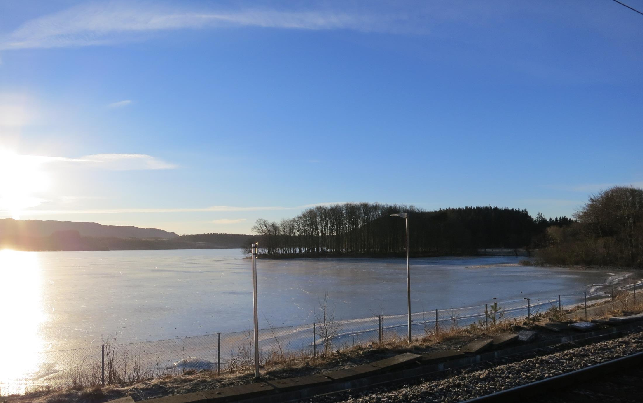 EUTROFIERING Algevekst / masseoppblomstringer Oksygensvinn ved bunnen der biomassen brytes ned Frigjøring av fosfor fra sedimentene Endret surhetsgrad (ph) i overflatevannet