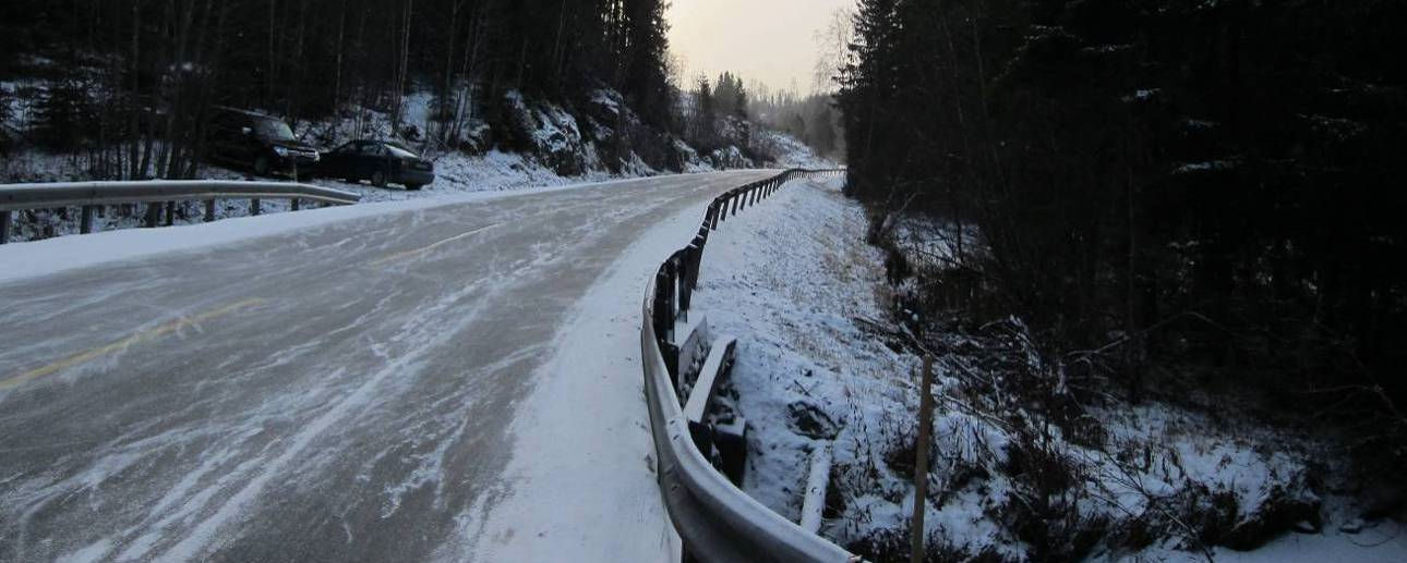 Vei med utbedret eksisterende adkomst fra fylkesveien FV.122 med grøfter. Støyberegninger utføres og trafikk-/transportkonsekvenser utredes. Avbøtende tiltak. Trafikksikkerhet.