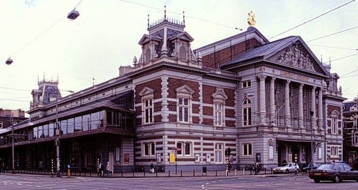 Mariinskijteatret i St. Petersburg åpnet i 2012 en ny scene, Mariinskij II, i et bygg som ligger ved siden av hovedbygningen fra 1860 (foto over: Diamond Schmitt Architects).