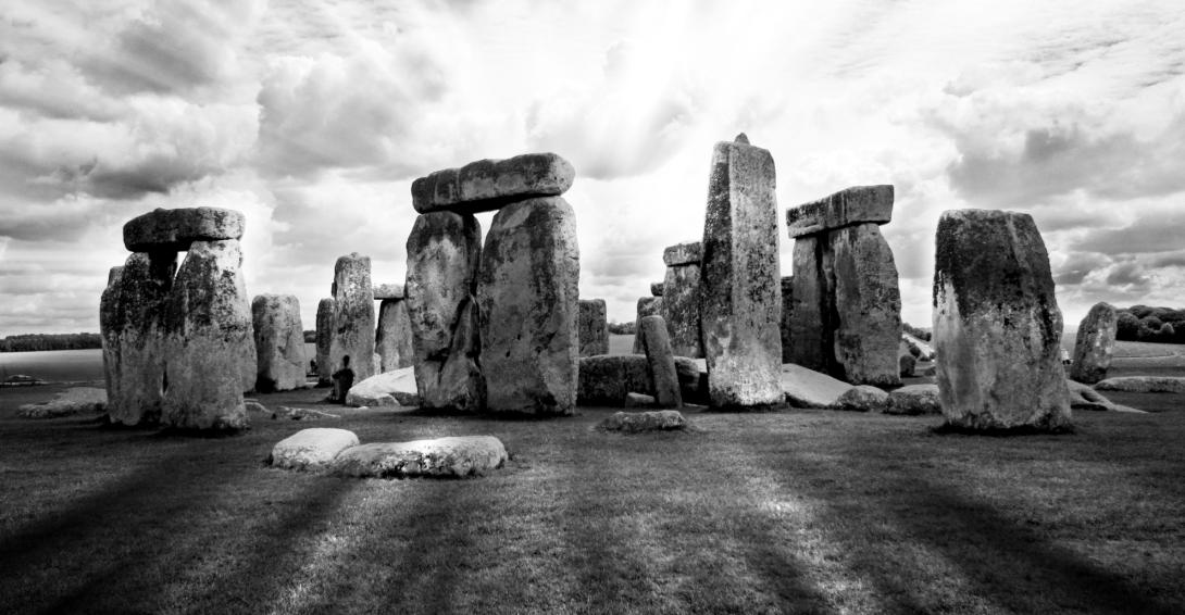 Bandfoto: Bakgrunnen av Stonehenge er et gammelt bilde fra reise i England. Bildet er i tre plan, forgrunn, mellomgrunn og bakgrunn og kameravinkel er i synsperspektiv.