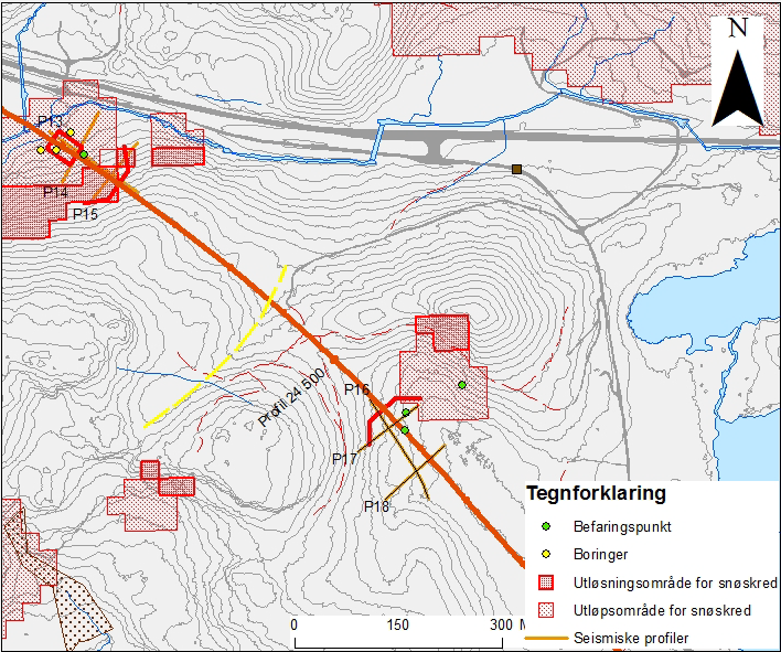 Kommunedelplan E39 Vigeland-Lyngdal vest. Fagrapport ingeniørgeologi 58 Tunneltraséen (krysses av et lokalt lineament ved profil 24 600 vinkelrett på traséen (Fig. 44). Fjelloverdekningen er her ca.