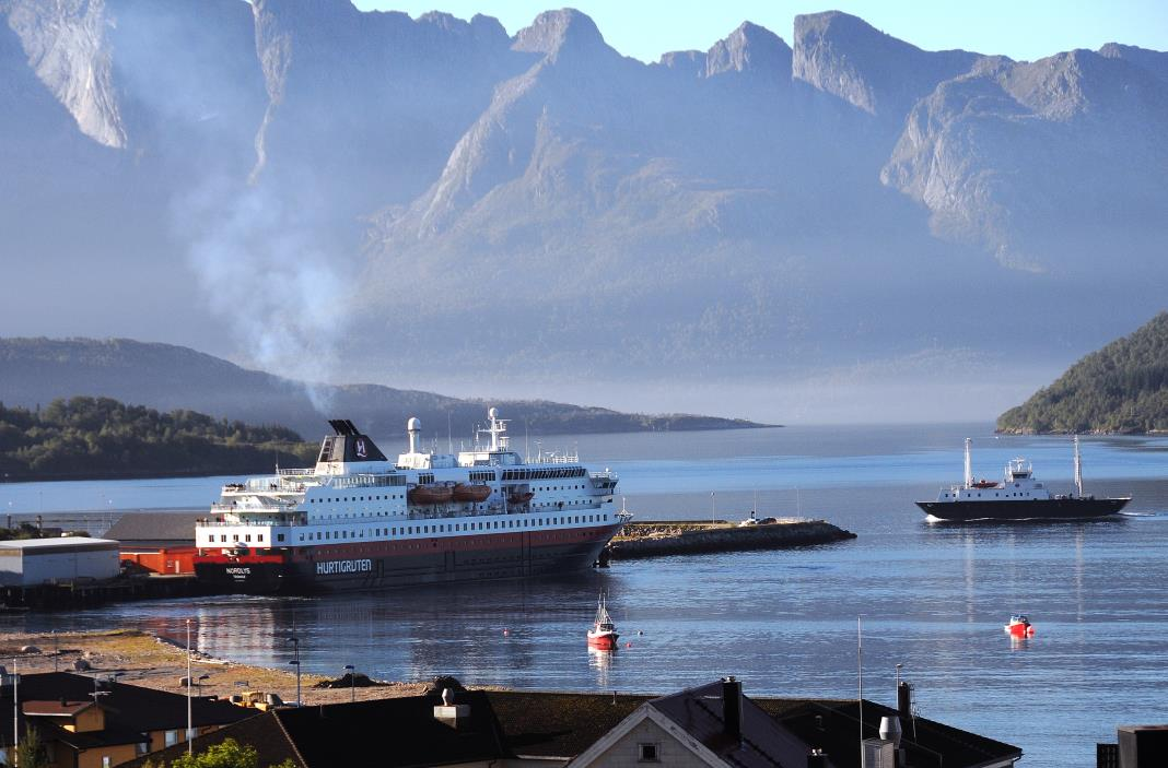 2. Reiselivet i Meløy Markedsgrunnlaget for reiselivet i Meløy har vært forretningsmarkedet med utgangspunkt spesielt i industrien i Glomfjord, samt ferie og fritid hvor Svartisen har vært en av