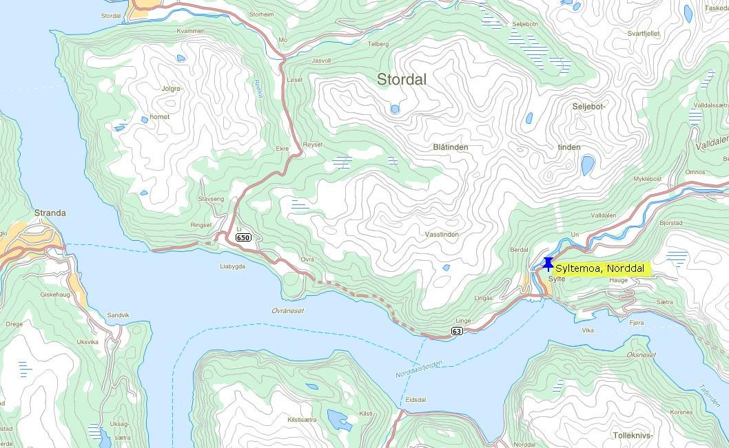 2 Bakgrunn Forekomsten ligger på Syltemoa i Norddal kommune. Et punkt sentralt i området har koordinatene, Sone 32, 409600E, 6909500N, i EUREF 89.