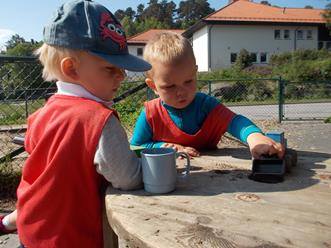 Ukerytmen Mandag Turdag/ aktivitet. Aktivitet ut fra månedens tema Tirsdag Lekedag/ møte- dag for personalet Onsdag Turdag /aktivitet. Aktivitet ut fra månedens tema. Torsdag Smågrupper, tur og lek Fredag Lek, trim og musikk Fint om alle barna kan være i barnehagen innen kl.