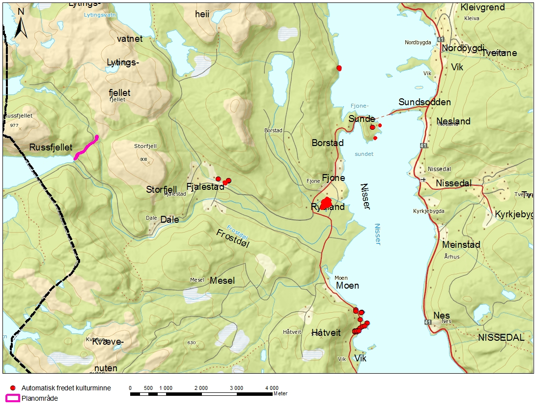 Figur 5: Planområdet og et utvalg av tidligere registrerte kulturminner, kullgroper og gravminner, i området. TERRENGET Planområdet er omtrent 900 meter langt og utgjør ca 24 km2.