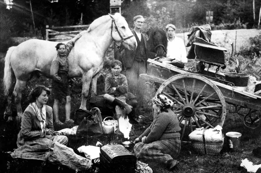 Mot nye relasjoner mellom museum og samfunn Famiile som tar en rast i bakken, ca 1950 i Elverumstraktene. Foto: Privat.