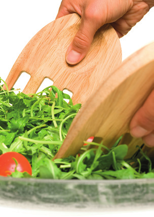 OAK Oval Oak salatbestikk Av eik med magnet. Den lille magneten på salatbestikket gjør at de kan stå med god balanse. Pent å sette fram på bordet. Det er massiv eik for god kvalitet.