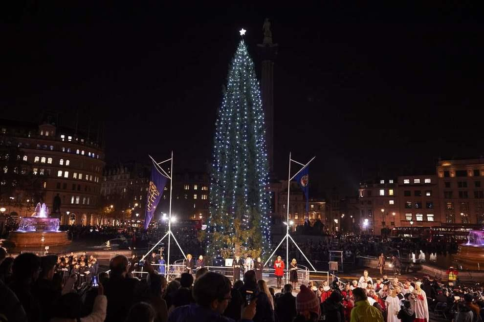 Fornøyd med juletreet? For fem dager siden:twitter-brukere mener at det norske juletreet i London ser ut som en sylteagurk pyntet med lys.