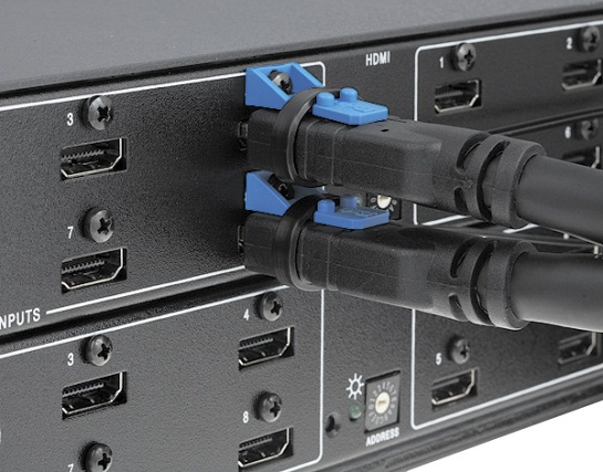 Figur 19. Eksempel på låsemekanisme for HDMI-plugger. Displayport er relativt utbredt på bærbare og stasjonære PC-er. Pluggen ligner på HDMI-pluggen, men har bl.a. to små låsehaker for sikrere innfesting i utstyrsenheter.