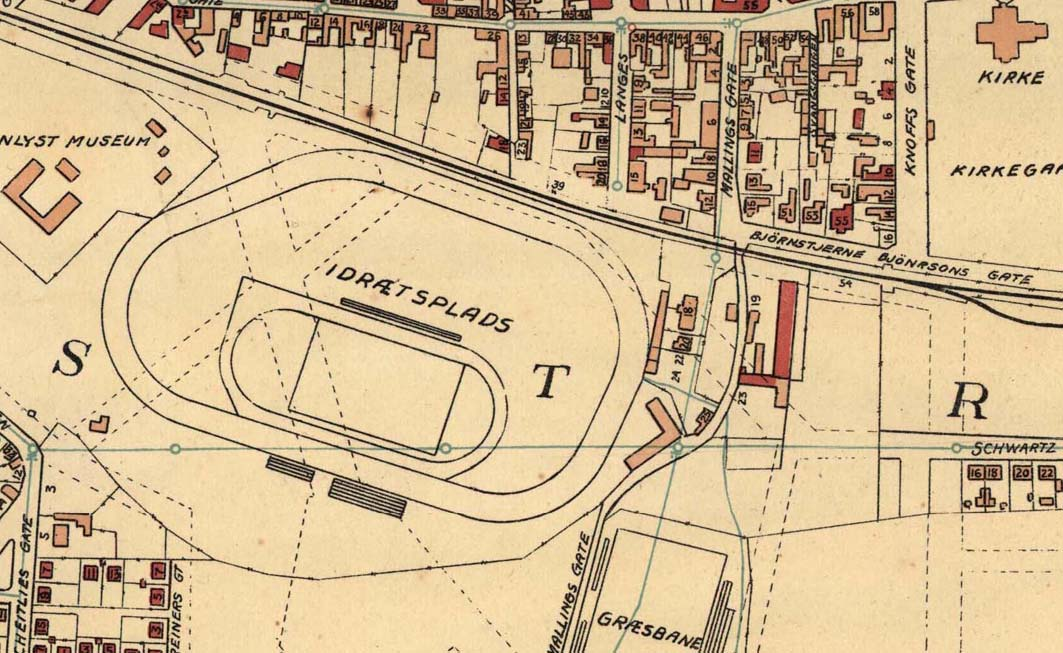 Travbanen var fra starten i 1900 uformelt opparbeidet, og ble ikke gjengitt på kartverket før i 1926 (over).