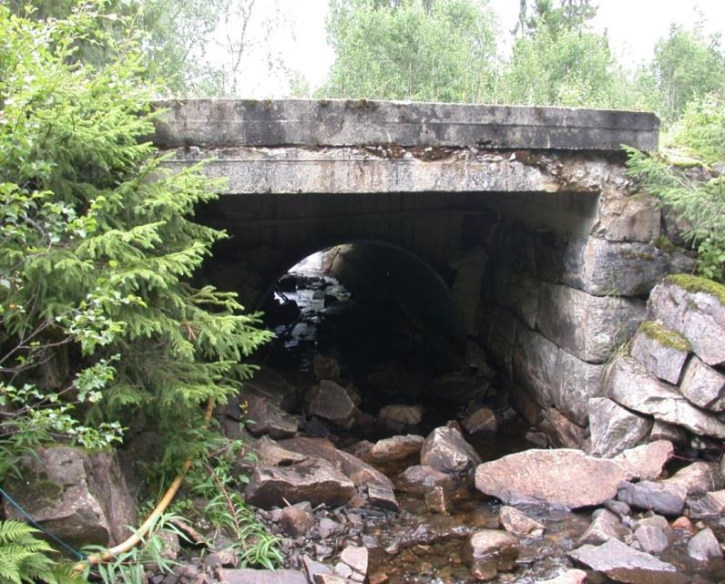 E6 Trofors -fylkesgrensen E6: Sæterbekk Blanding av platebru og korrugert stålrør. Ikke rekkverk. Platebrua er bygd etter lastklasse 2/1920.