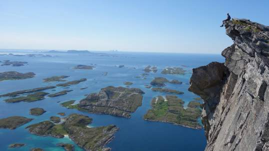 Kommunebilder Rødøy kommune Kommunesenter: Vågaholmen Befolkning: 1269 Areal: 711,3 km 2 Ordfører: Olav Terje Hoff (SP) Rådmann: Kitt Grønningsæter KORT OM KOMMUNEN Kystfolket under polarsirkelen.