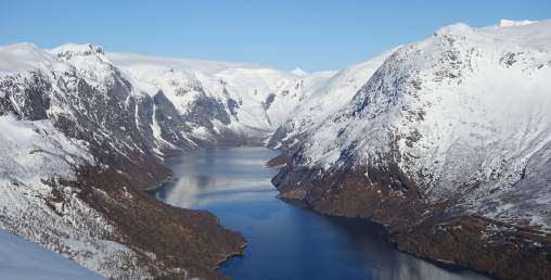 finnes på fastlandet i Tjongsfjord/ Værangfjord og i Øresvik/Kilboghavn. Gods følger FV17 eller godsruta Fjordlast Bodø til Rødøy, Træna og Lurøy.