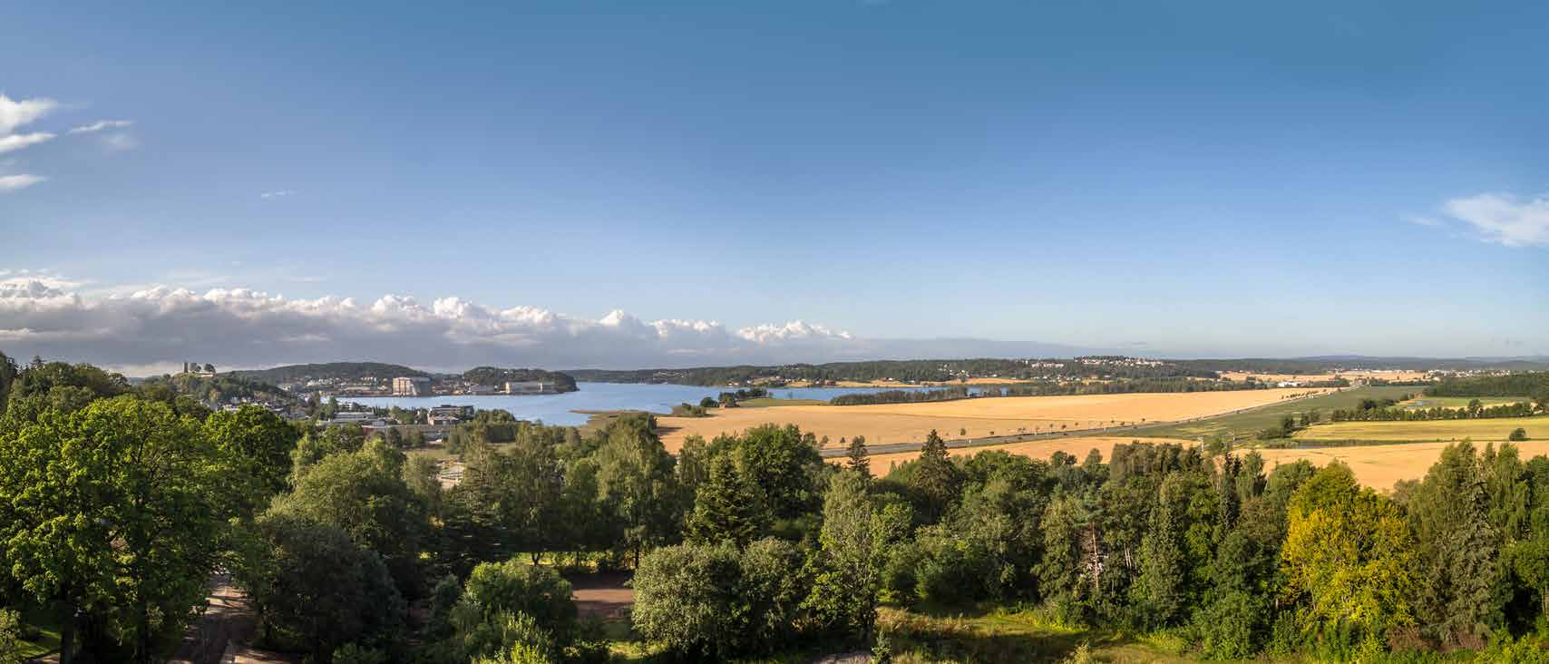 SOLRIKT, NATURLIG & BYNÆRT SLOTTSFJELLET NØTTERØY BYFJORDEN ILENE JARLSBERG TRAVBANE JARLSBERG HOVEDGÅRD Kjellelia ligger syd- og vestvendt i et etablert boligområde med Greveskogen i ryggen og