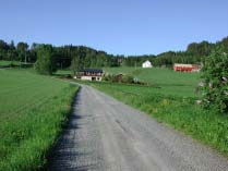 Landskapet er variert, bakkete og mosaikkpreget. Det er planlagt nye boligfelt innen/ i tilknytning til dette området. Området ligger også nært Roa tettsted.