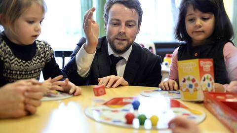 no De går i barnehage, på skole og deltar på