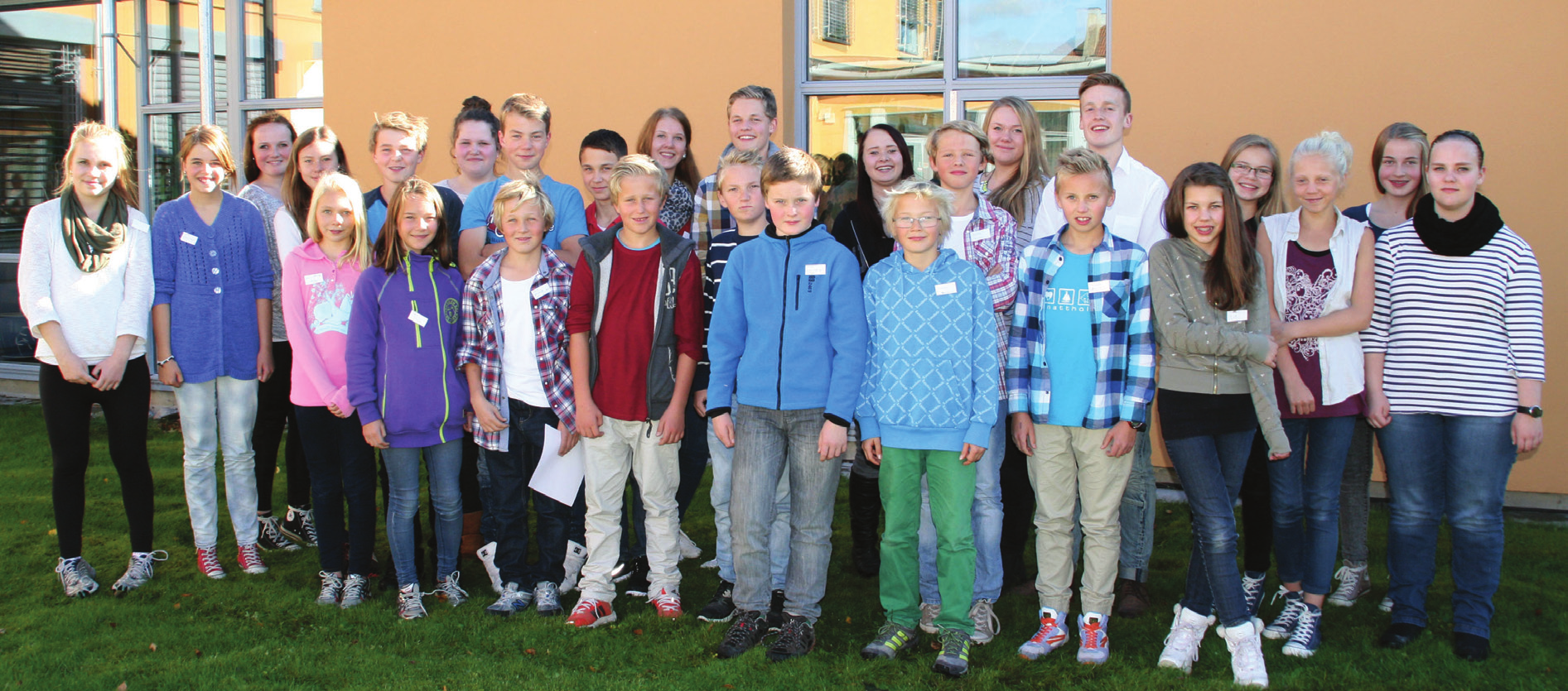 Barn og unges kommunestyre 2012/2013 Jønsrud: Mia Andreassen og Tony Østborg. Østvang skole: Thea Nordhagen Haraldsen, Truls Lunde, Kristoffer Engdal og Anna Rømoen Olsen.