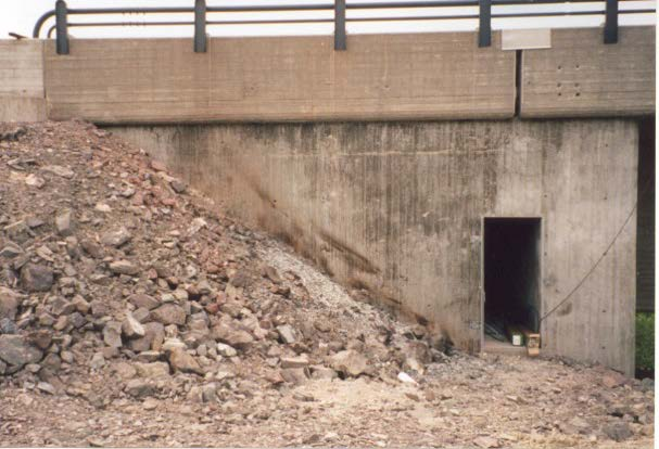 Figur 11 Lekkasje i fuge (foto: Gaute Nordbotten) I 1998 ble anbefalingene fra Rapporten fra 1994 om rom under fuge innarbeidet som krav i håndbok 185