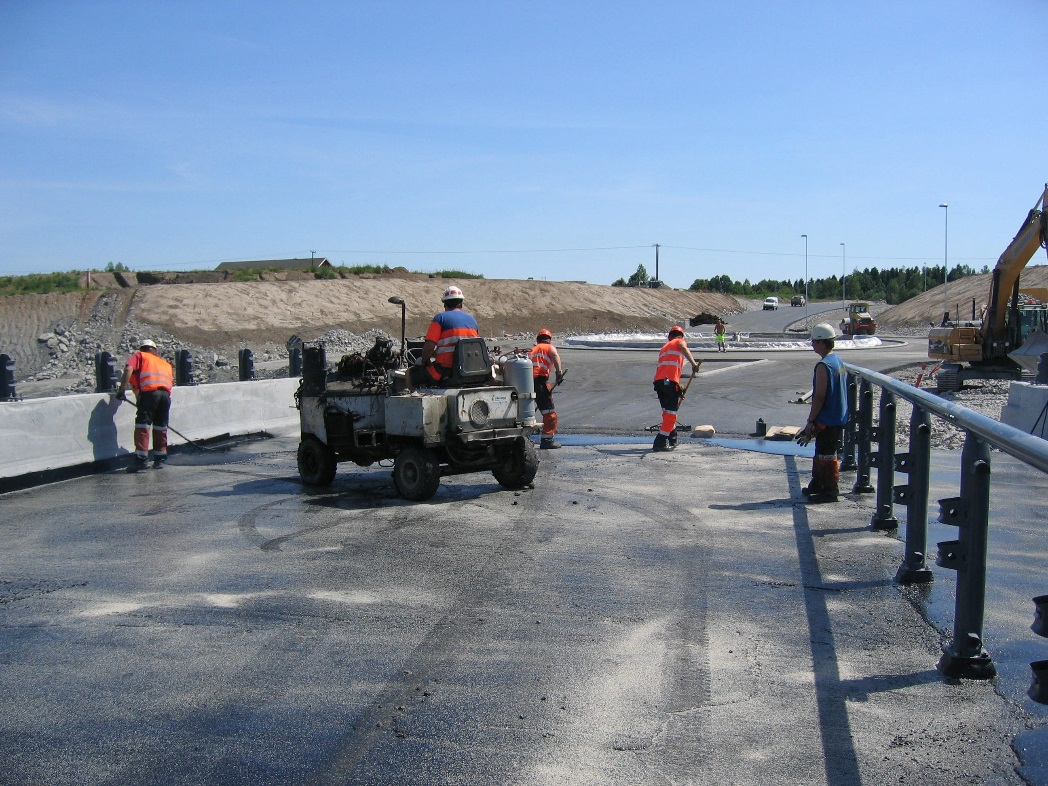 Prosjektering med tanke på bestandighet Figur 25 Legging av fuktisolering type A3-4 (foto: Gaute Nordbotten) 3.7.