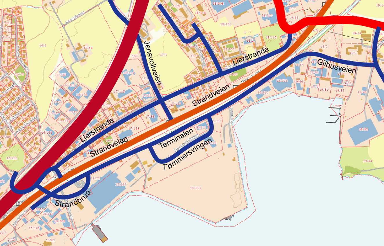 I vest er Strandbrua forbindelse mellom Strandveien og Terminalen. Strandbrua går over både jernbanen og Strandveien. I øst er Terminalen / Gilhusveien knyttet til Rv23 Figur 4: Dagens adkomstveger 2.