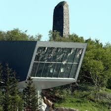 Figur 3: Petter Dass-museet (t.v.) og den gamle prestegården på Alstahaug (t.h.). 1.