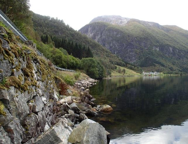 Fyllingen strekker seg til ca. 15 meters dyp. På 15 20 meters dyp blir helningen etter fyllingen mindre, og det er stedvis innslag av bløtbunn.